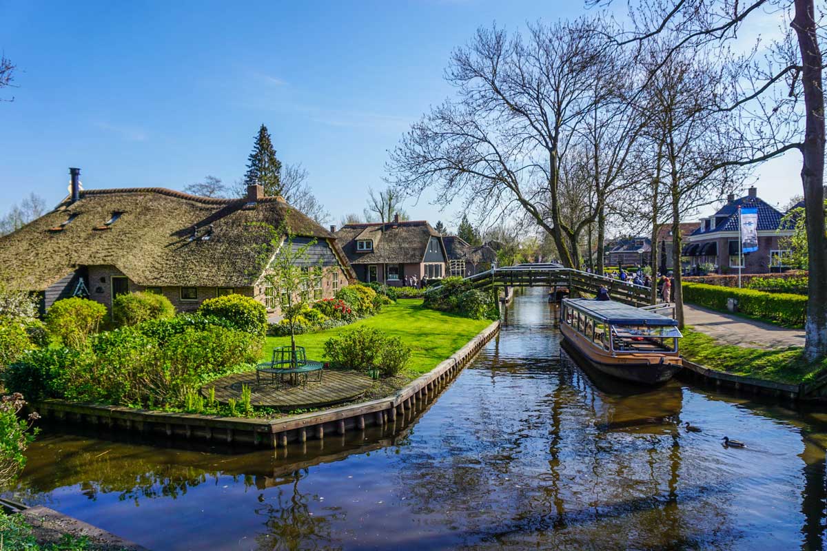 Giethoorn: fairytale village in Netherlands