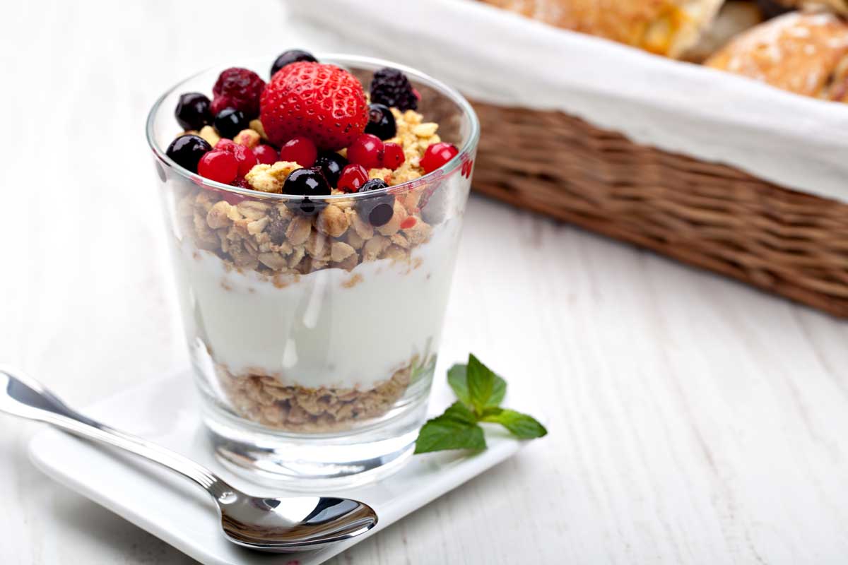 quick travel breakfast ideas: yogurt