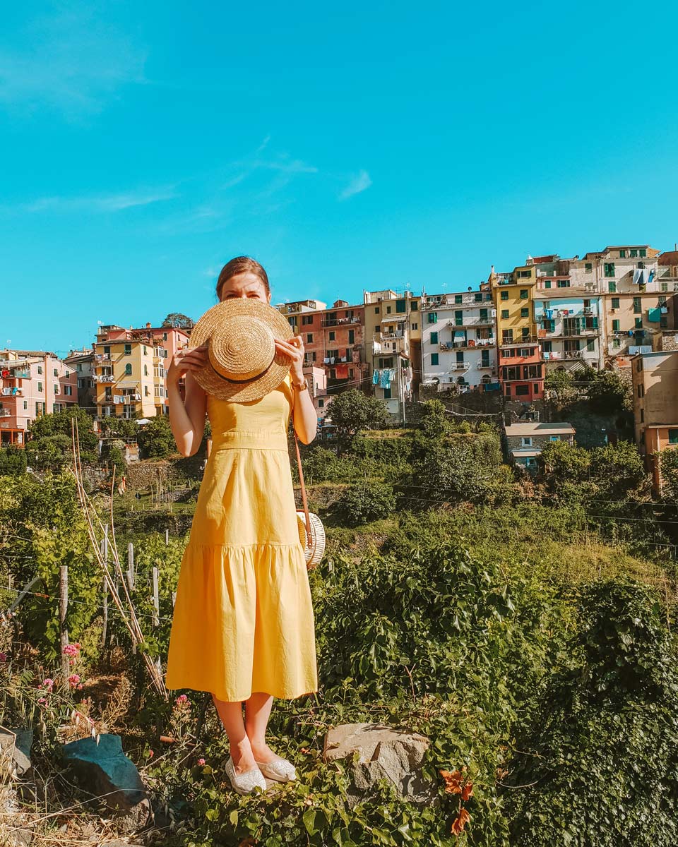 hiding pose corniglia