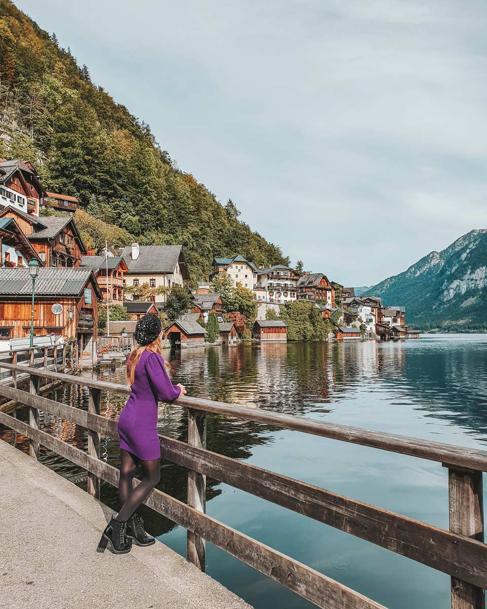 leaning on pose hallstatt