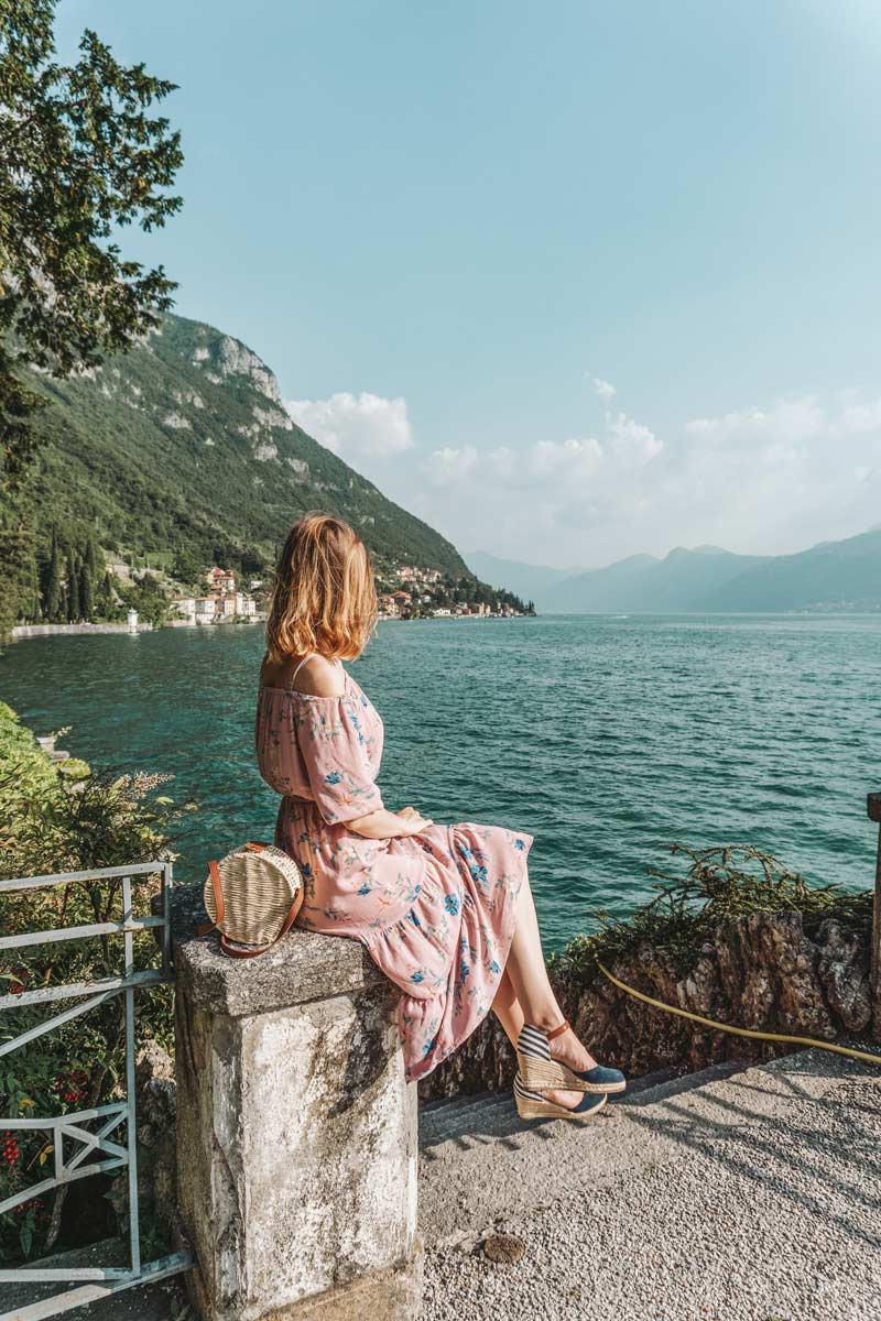 sitting pose lake como