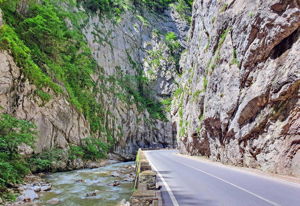 mountain pass romania